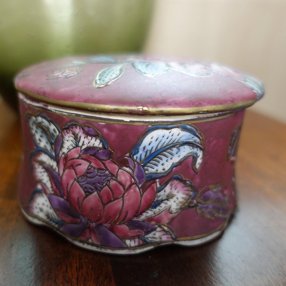 Classic Traditions scalloped ceramic trinket box with lid with floral details - Picture 1 of 9